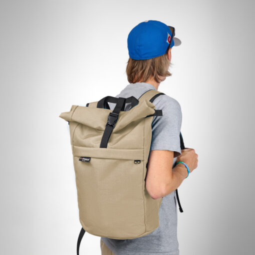 rolltop rolovaci batoh gemma na zadech bezova city