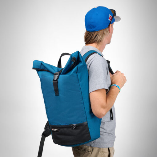 rolltop rolovaci batoh gemma na zadech modra